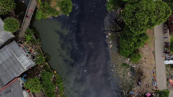 مياه ملوثة بالنفايات فى جاكرتا