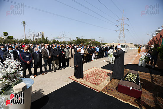 صلاة الجنازة على جثمان شاكر عبد الحميد