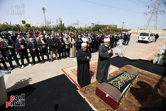 المثقفون يشاركون فى جنازة شاكر عبد الحميد