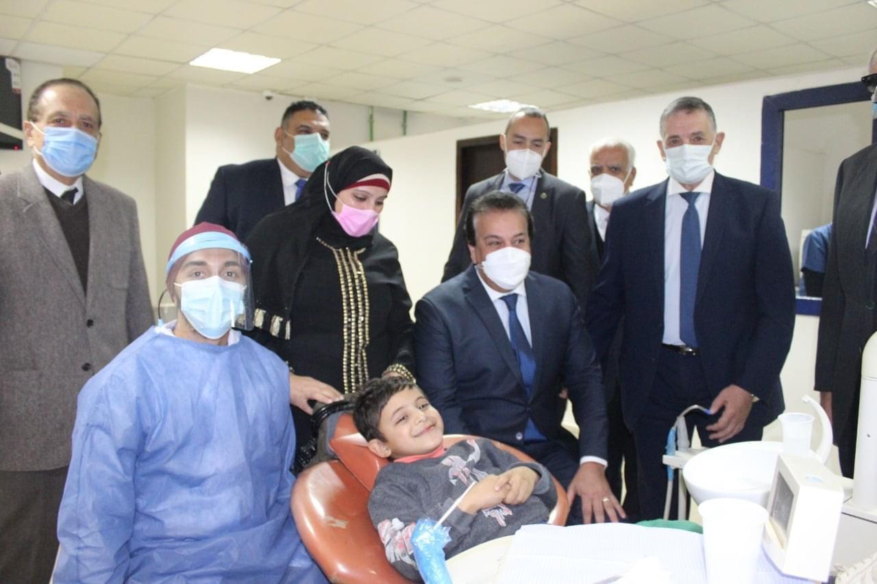 وزير التعليم العالي يتفقد لجان امتحانات بالجامعات الخاصة (2)