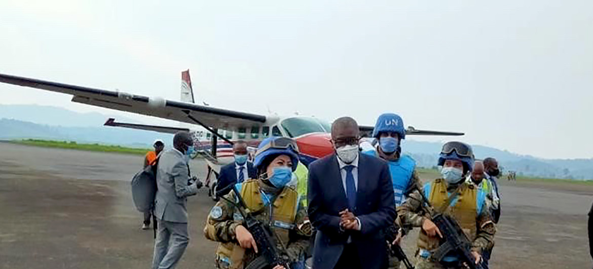 دعاء أثناء مرافقتها للدكتور دينس موكويجي الحائز على جائزة نوبل في مطار كافومو
