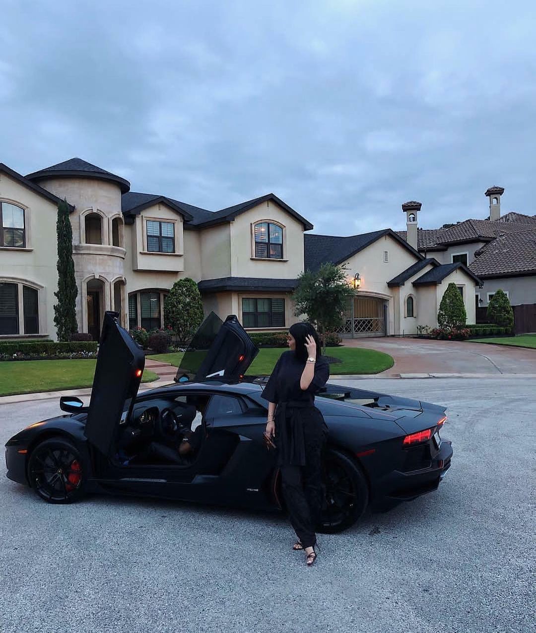 كايلى جينر مع سيارتها السوداء
