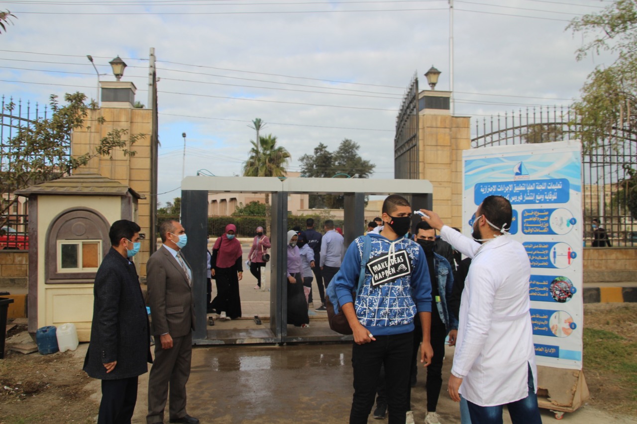 جانب من الاجراءات الاحترازية اثناء دخول الطلاب بجامعة كفر الشيخ