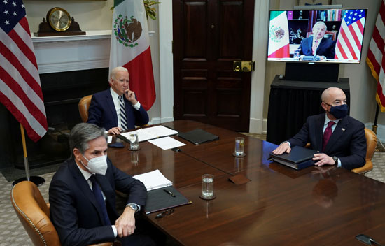 الرئيس الأمريكى وفريقه مع الرئيس المكسيكى عبر الفيديو كونفرنس