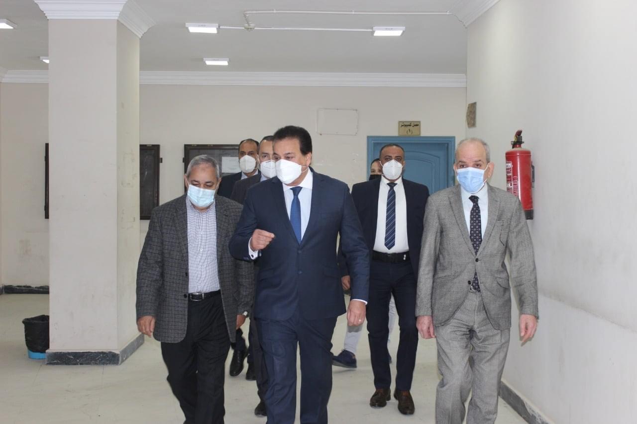د. خالد عبد الغفار وزير التعليم العالي يتفقد لجان امتحانات بالجامعات الخاصة