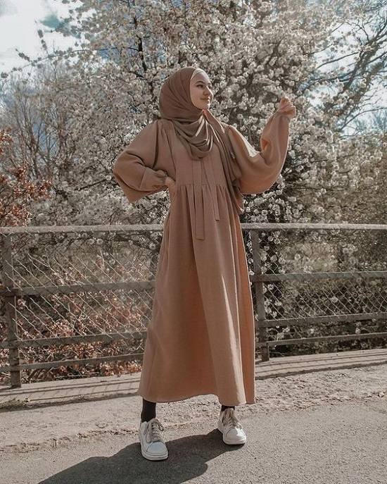 أفكار لتنسيق فساتين ماكسي مع الحجاب في الربيع (2)