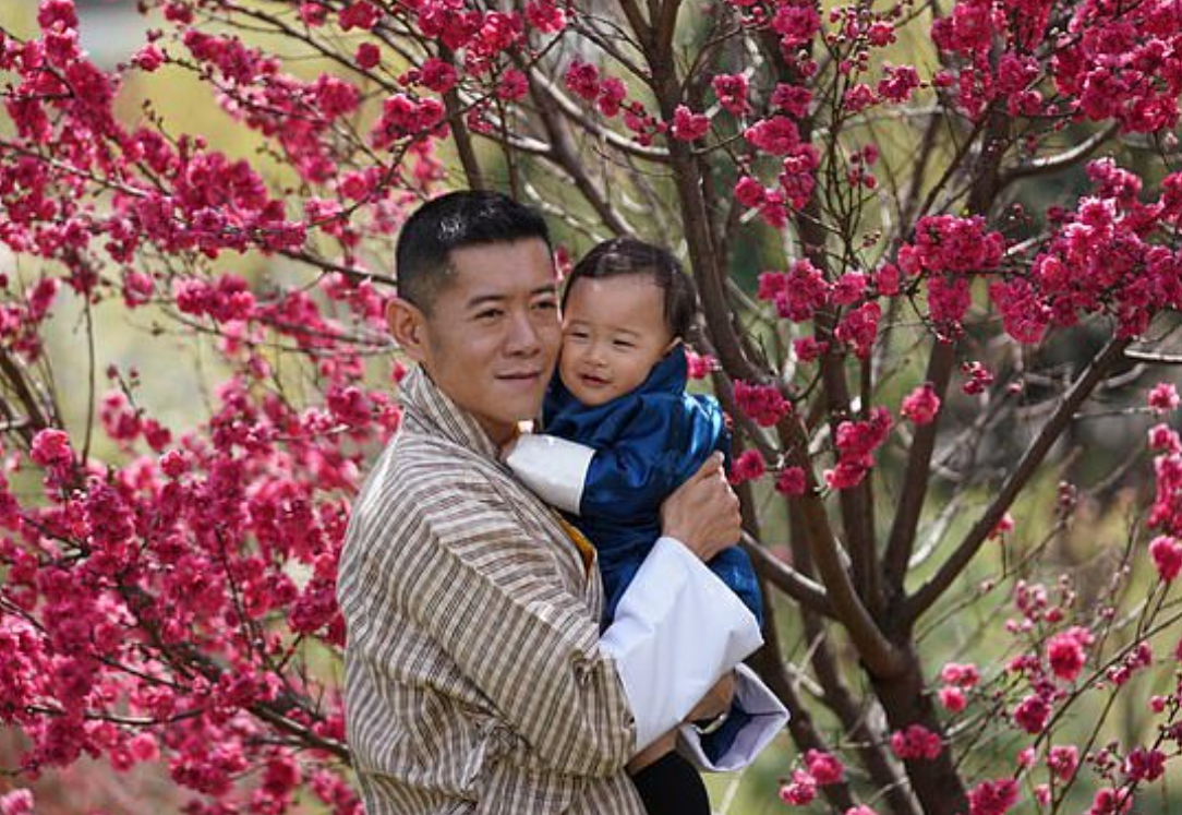 ملك بوتان يحتفل بعيد ميلاد ابنه الصغير