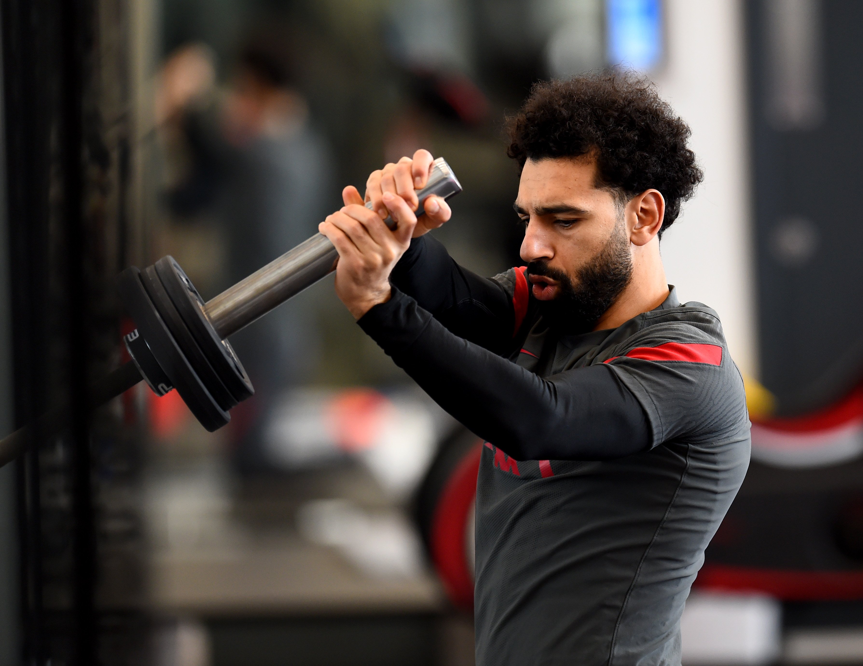 محمد صلاح يتدرب بالحديد