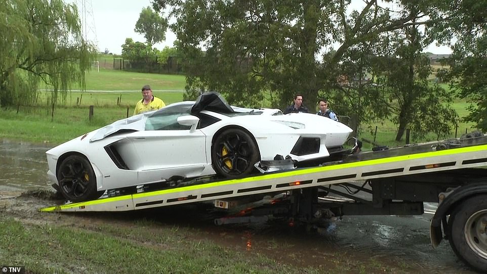 40741200-9385619-The_white_Lamborghini_was_towed_away_from_the_scene_in_Horsley_P-a-12_1616323645607