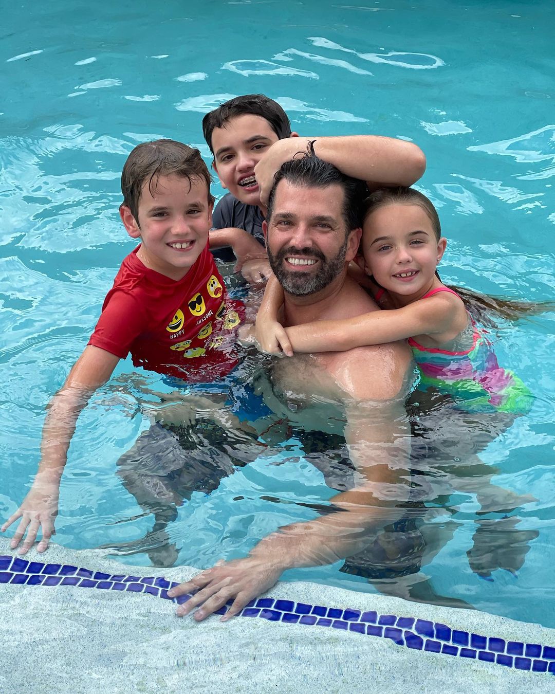 ترامب الابن يلعب مع أبنائه فى حمام السباحة