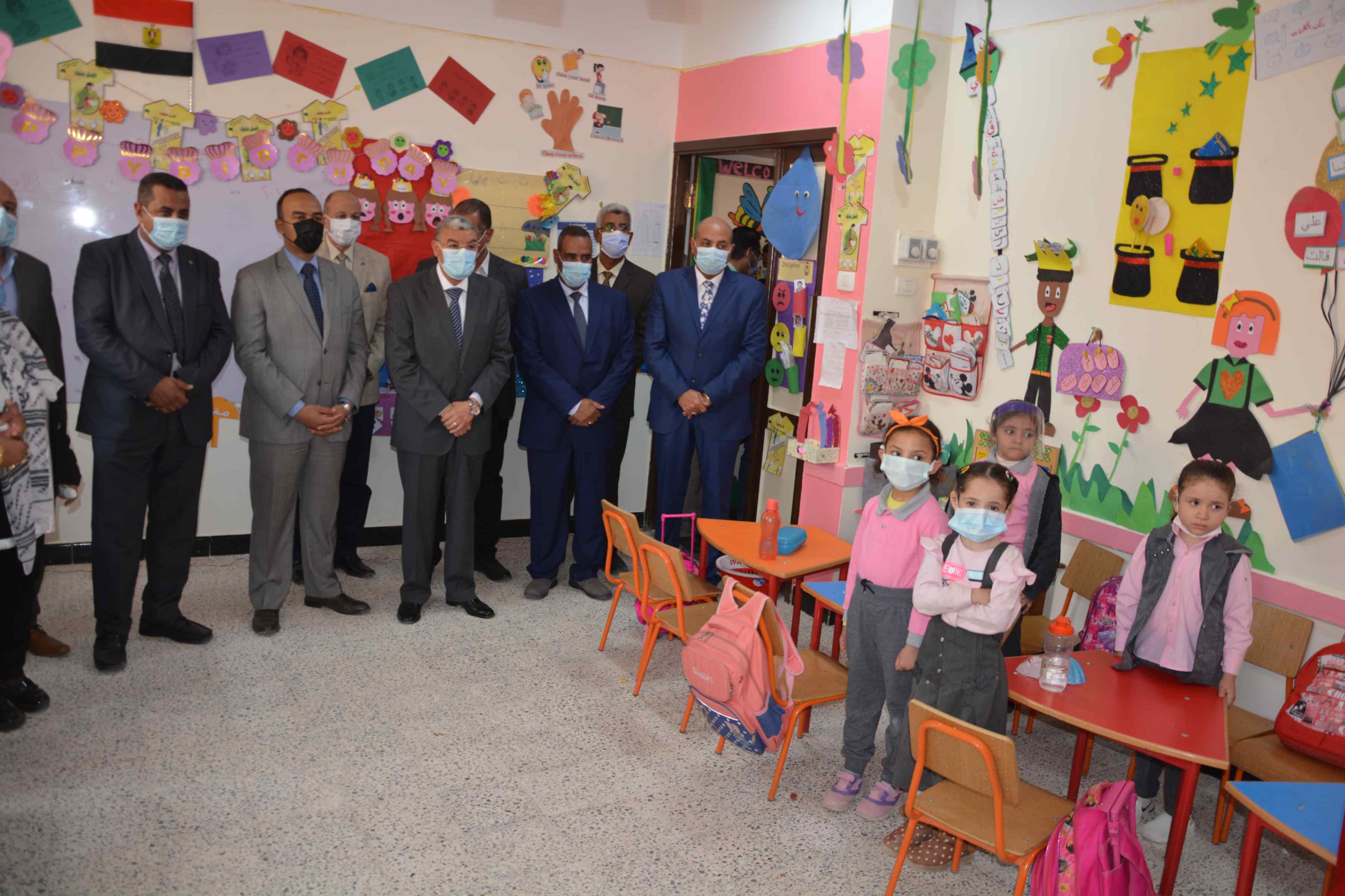 محافظ المنيا يتابع سير الدراسة بالمدرسة الجديدة