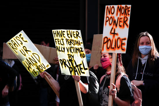 لافتات مناهضة لقانون الشرطة الجديد