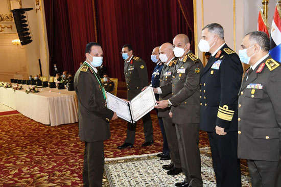وزير الدفاع يكرم قادة القوات المسلحة المحالين للتقاعد (2)