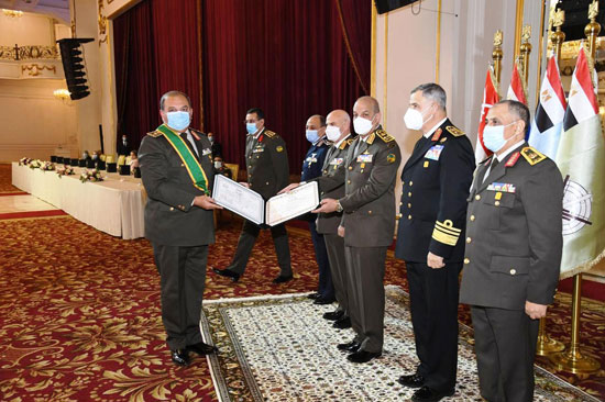 وزير الدفاع يكرم قادة القوات المسلحة المحالين للتقاعد (3)