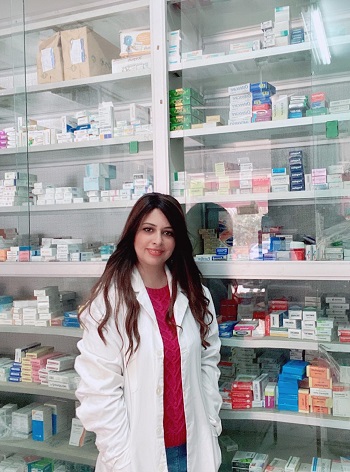 الدكتورة مريم سامي في الصيدلية