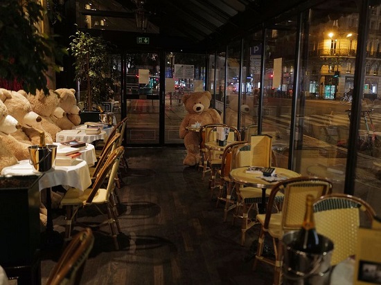 الدببة في المطاعم الفرنسية