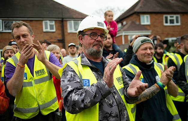 60 عامل بناء يعدلون منزل رجلا  ليلائم إعاقته في بريطانيا (1)
