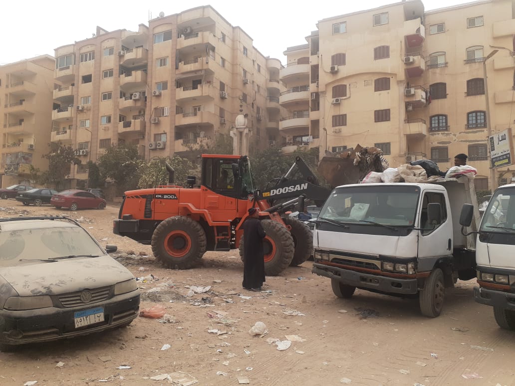 محافظة الجيزة ترفع 70 طن مخلفات من حدائق الأهرام