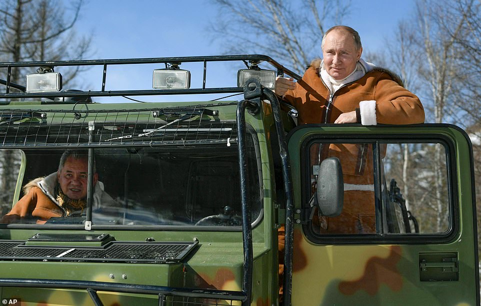 بوتين يركب المجنزرة