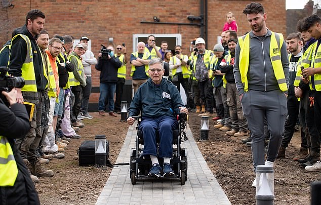 60 عامل بناء يعدلون منزل رجلا  ليلائم إعاقته في بريطانيا (2)