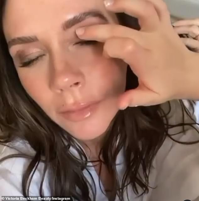 40774066-9388141-Glam_time_Victoria_Beckham_46_had_her_make_up_applied_by_none_ot-a-16_1616402799696