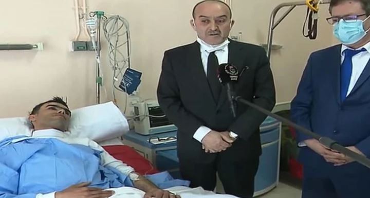 وزير الداخلية الجزائري يطمئن على المصاب
