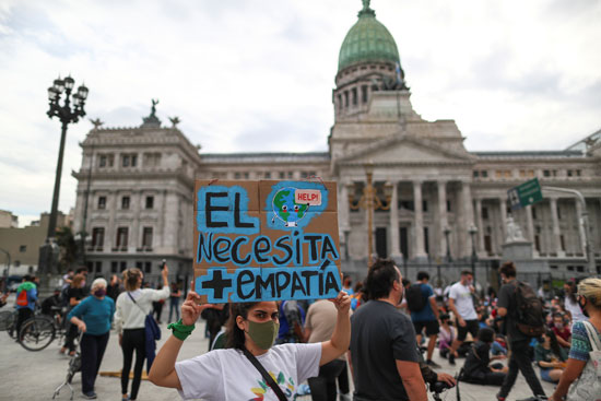 مئات الأرجنتينيين يحتشدون أمام مقر البرلمان فى العاصمة