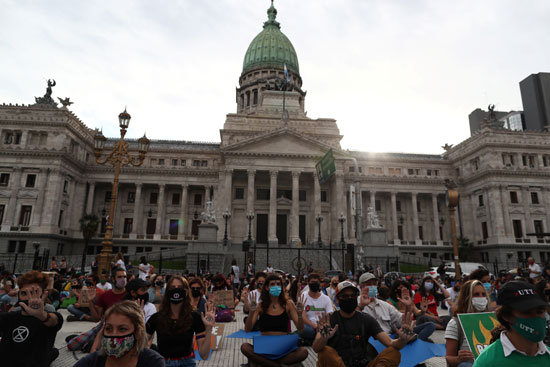 مشهد مزدحم أمام مقر الكونجرس فى الأرجنتين
