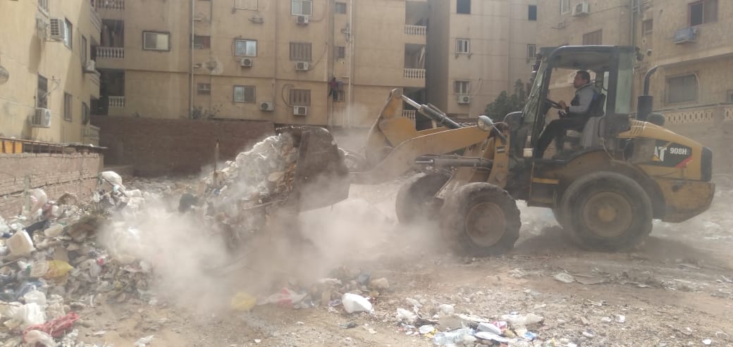 رفع مخلفات من حدائق الأهرام