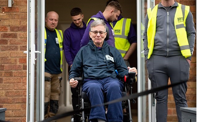 60 عامل بناء يعدلون منزل رجلا  ليلائم إعاقته في بريطانيا (3)