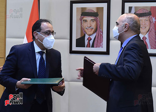 رئيسا وزراء مصر والأردن يشهدان التوقيع على سبع وثائق  (13)