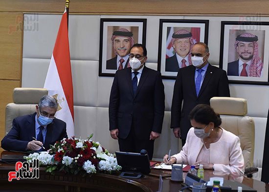 رئيسا وزراء مصر والأردن يشهدان التوقيع على سبع وثائق  (6)