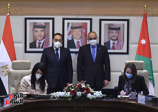 رئيسا وزراء مصر والأردن يشهدان التوقيع على سبع وثائق  (1)