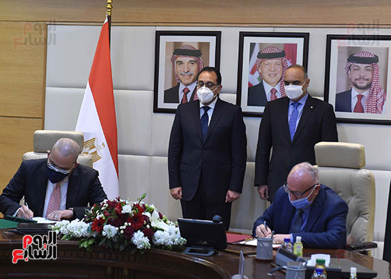 رئيسا وزراء مصر والأردن يشهدان التوقيع على سبع وثائق  (4)
