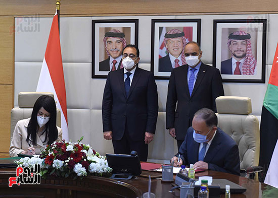 رئيسا وزراء مصر والأردن يشهدان التوقيع على سبع وثائق  (2)