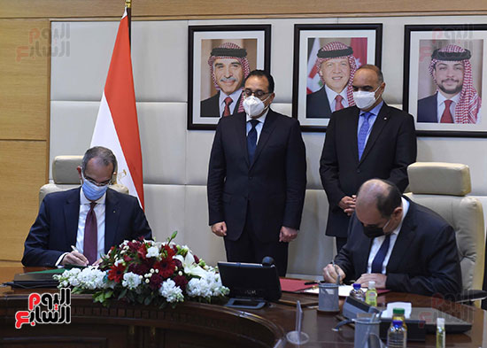 رئيسا وزراء مصر والأردن يشهدان التوقيع على سبع وثائق  (7)