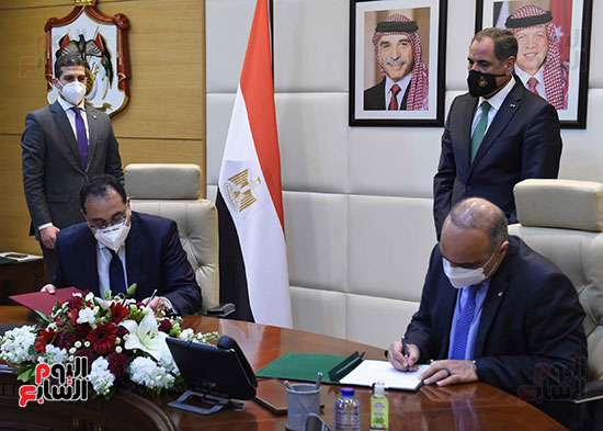 رئيسا وزراء مصر والأردن يشهدان التوقيع على سبع وثائق  (12)