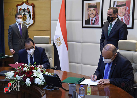 رئيسا وزراء مصر والأردن يشهدان التوقيع على سبع وثائق  (11)