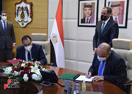 رئيسا وزراء مصر والأردن يشهدان التوقيع على سبع وثائق  (10)