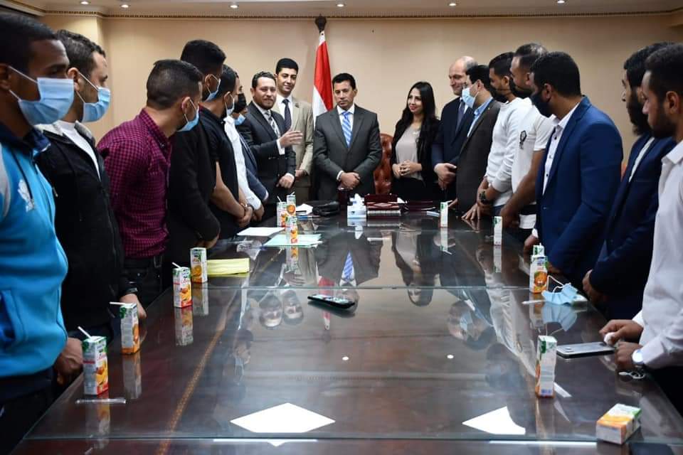 وفد من تنسيقية شباب الأحزاب يلتقى وزير الرياضة (3)