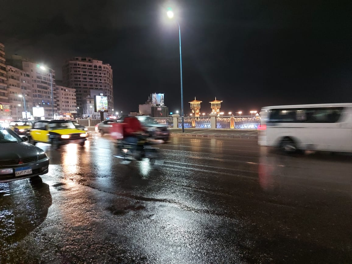 ارتفاع الأمواج وهطول أمطار وزيادة الرياح فى الإسكندرية (3)