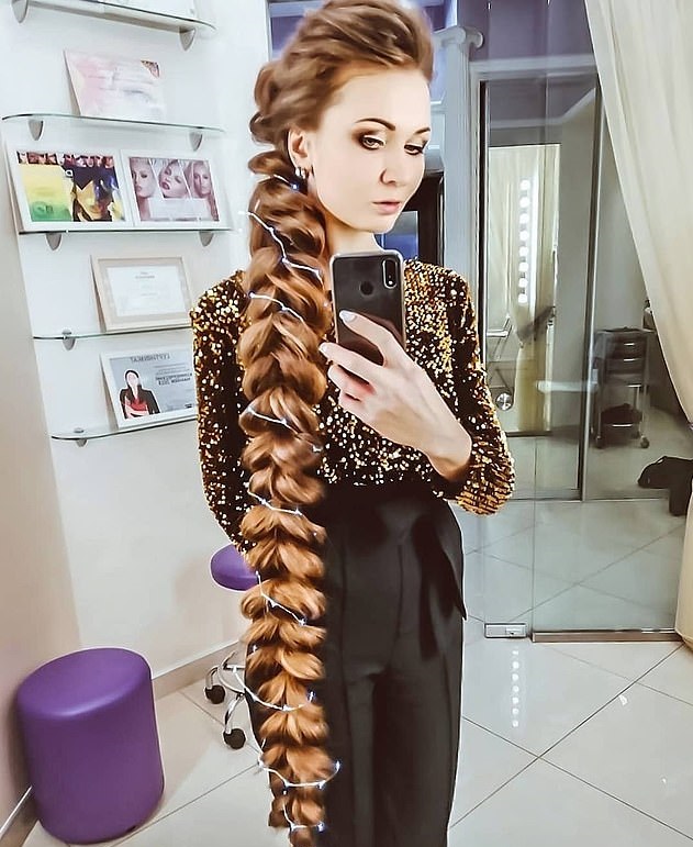 روسية لم تقص شعرها منذ 17 عاما (1)