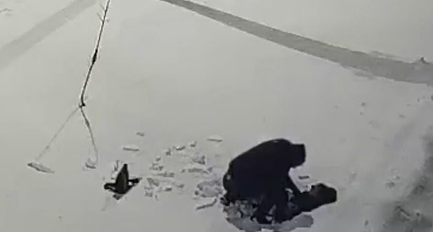طفل ينجو بعد سقوطه من الدور 12 على الثلوج في روسيا (2)