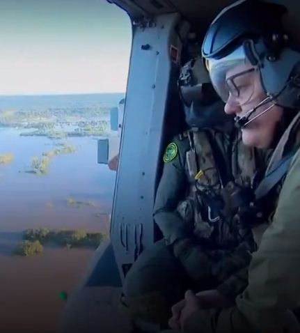 رئيس وزراء استراليا يتفقد الفيضانات