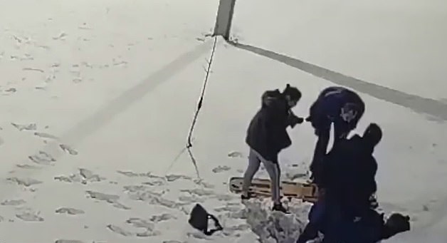 طفل ينجو بعد سقوطه من الدور 12 على الثلوج في روسيا (3)