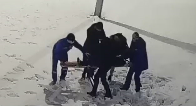 طفل ينجو بعد سقوطه من الدور 12 على الثلوج في روسيا (1)