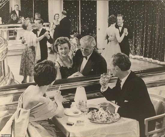 حفل على سفينة كوين ماري عام 1960