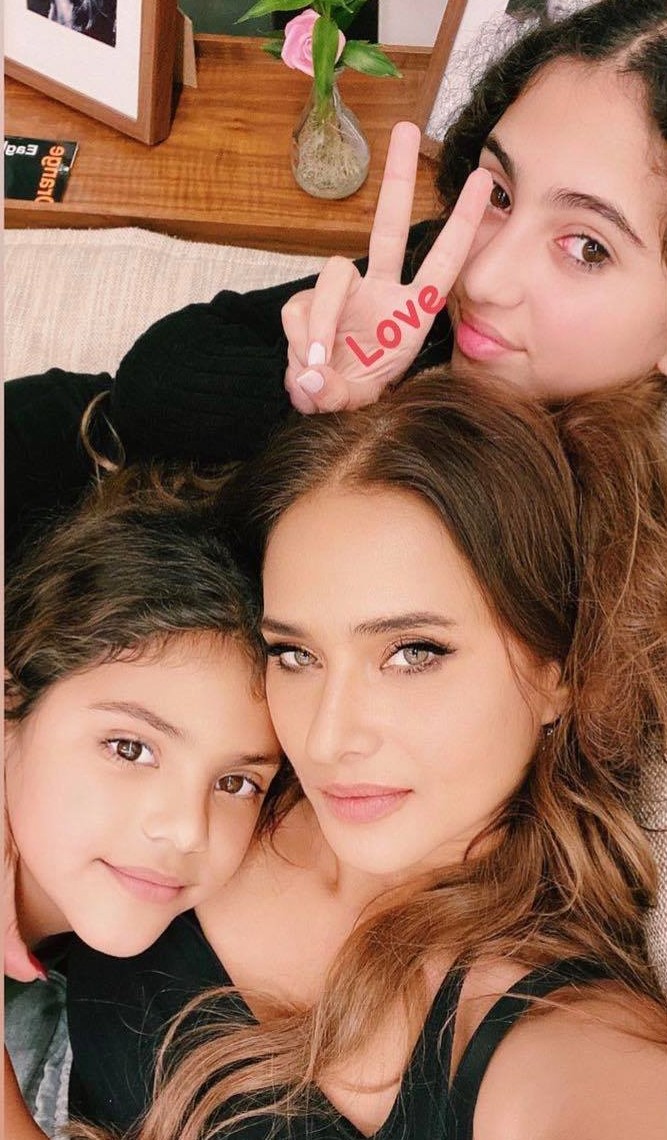 نيللى كريم مع ابنتيها
