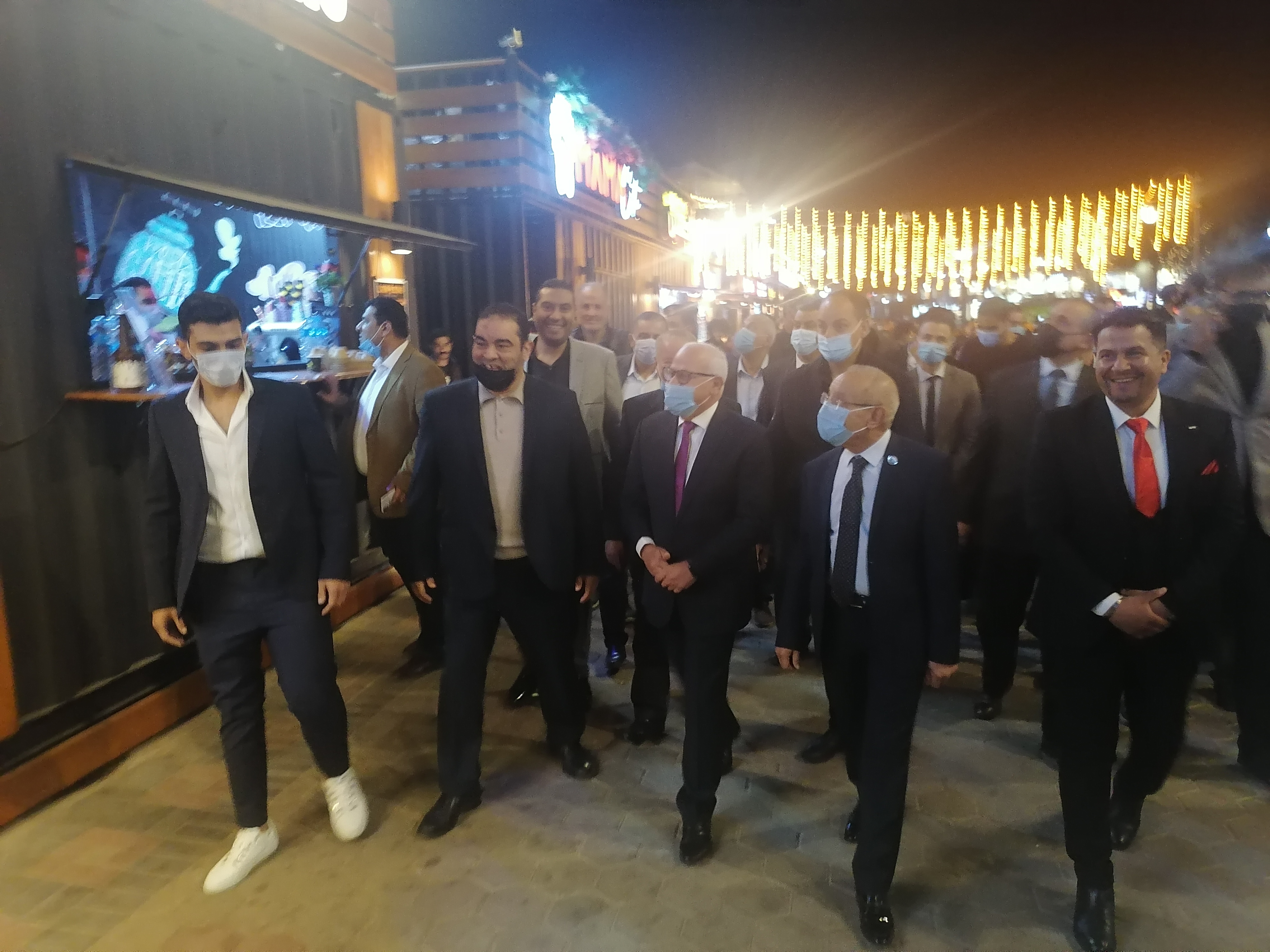 محافظ بورسغيد خلال افتتاحه للشارع السياحي