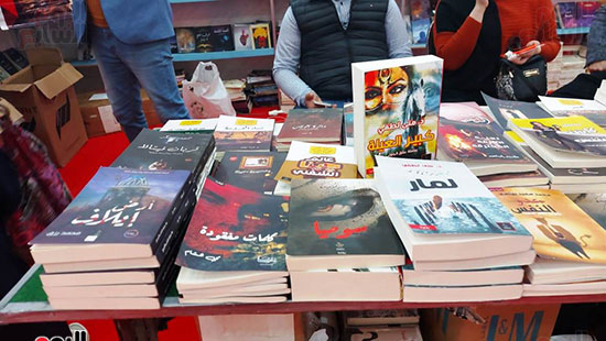 آلاف الكتب فى المعرض التاسع للكتاب بالاسكندرية